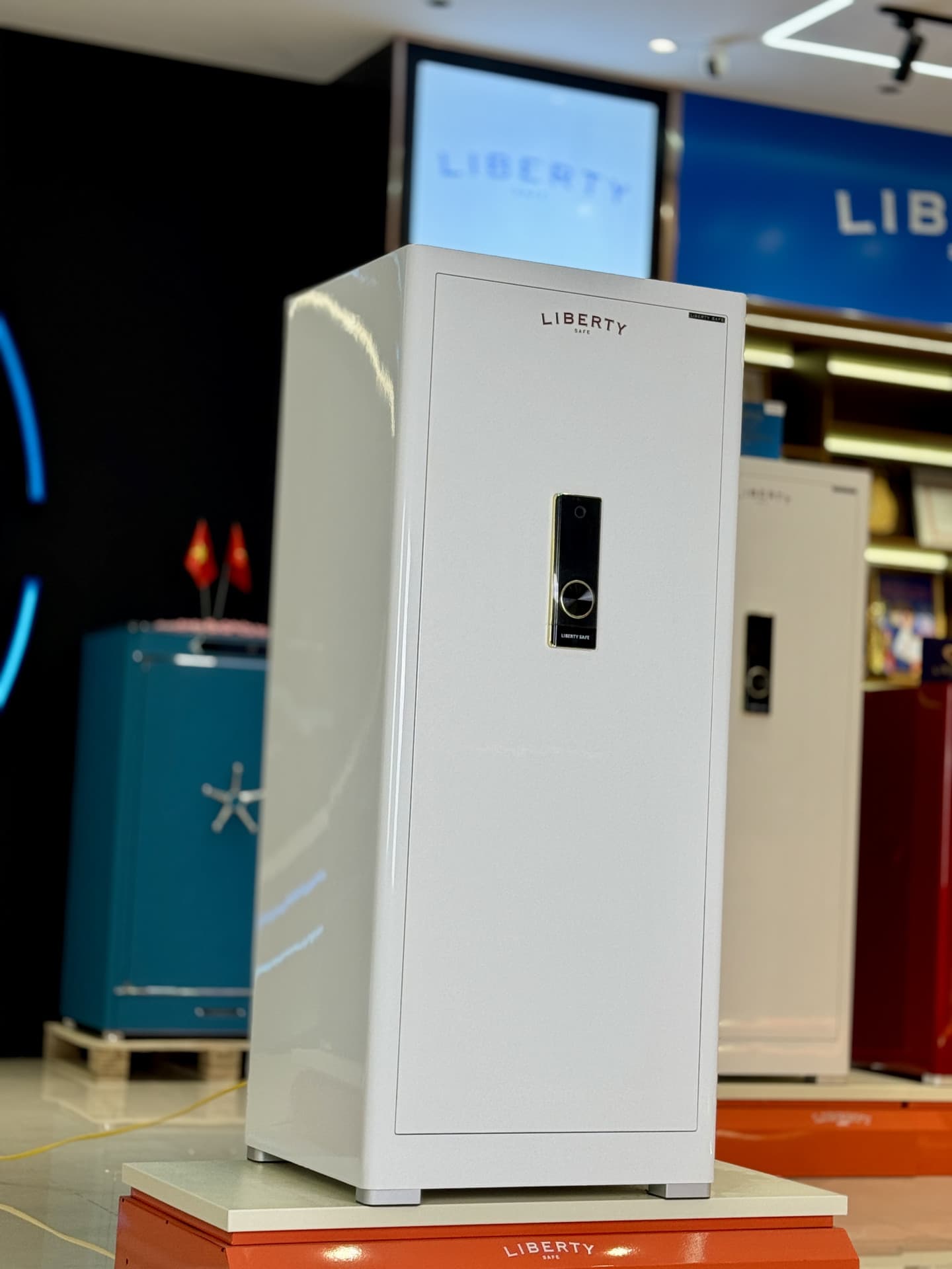 KÉT SẮT ĐỒNG HỒ CAO CẤP LIBERTY LB1500 PRO 6 WATCH WINDER VALIS MÀU TRẮNG ÁNH KIM - Nỉ Trắng, Nỉ Xám , Nỉ Vàng