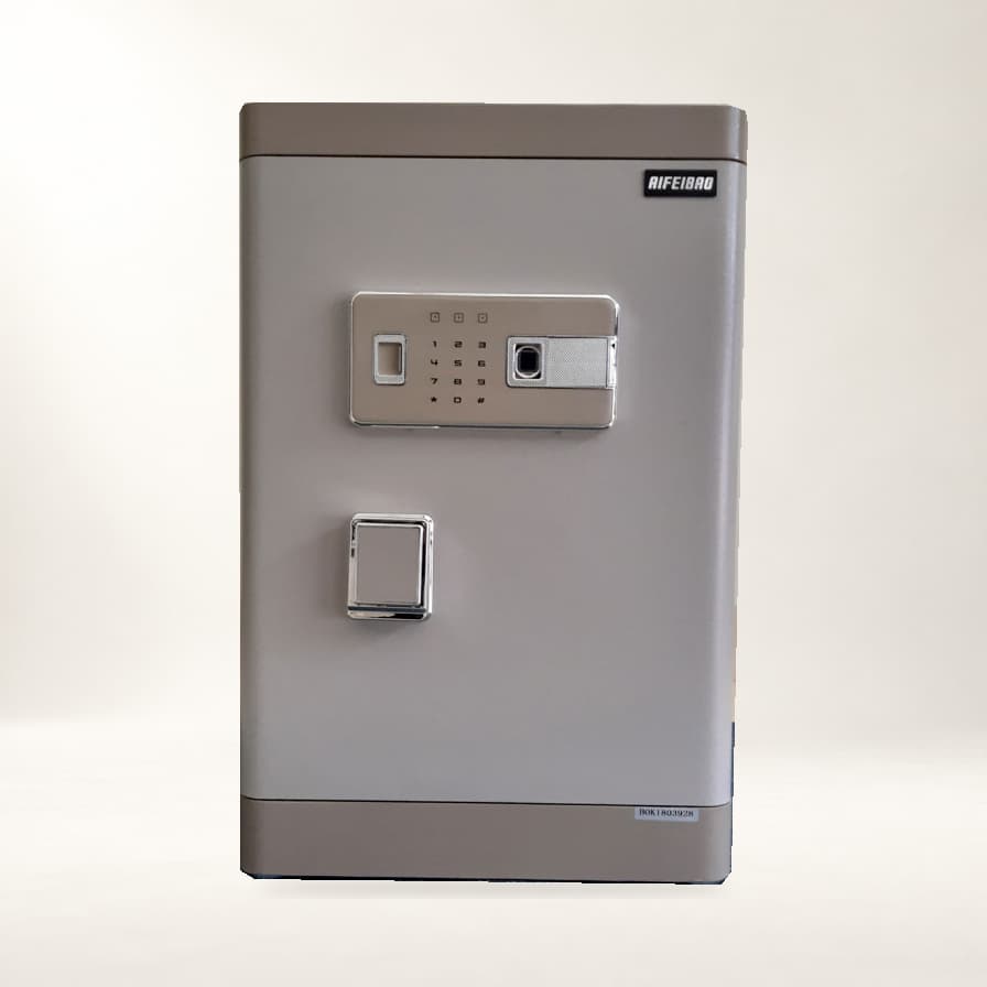 Mặt trước két sắt Aifeibao HK-M/D-60-AL tông xám be trong ảnh chụp thật của nguồn, ảnh két gốc ghép nền studio AI.
