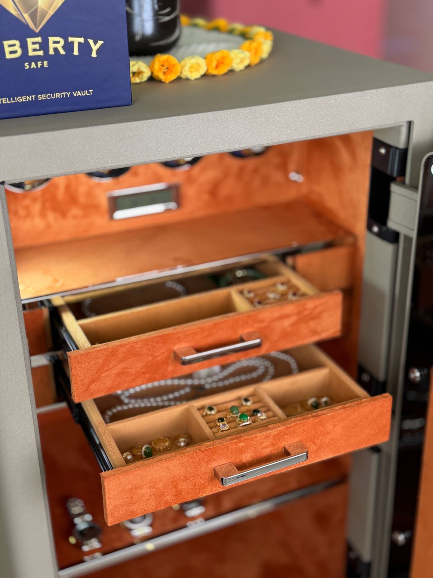 KÉT SẮT ĐỒNG HỒ CAO CẤP LIBERTY LB1000 PRO 4 WATCH WINDER DA LỘN - Nỉ Trắng, Nỉ Xám , Nỉ Vàng