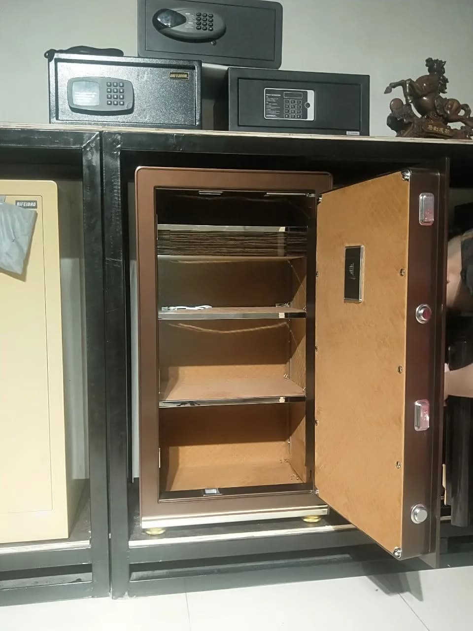 Ảnh thực tế két CIIQ HK-A1/D-106-CIIQ màu nâu cafe mở cửa tại showroom