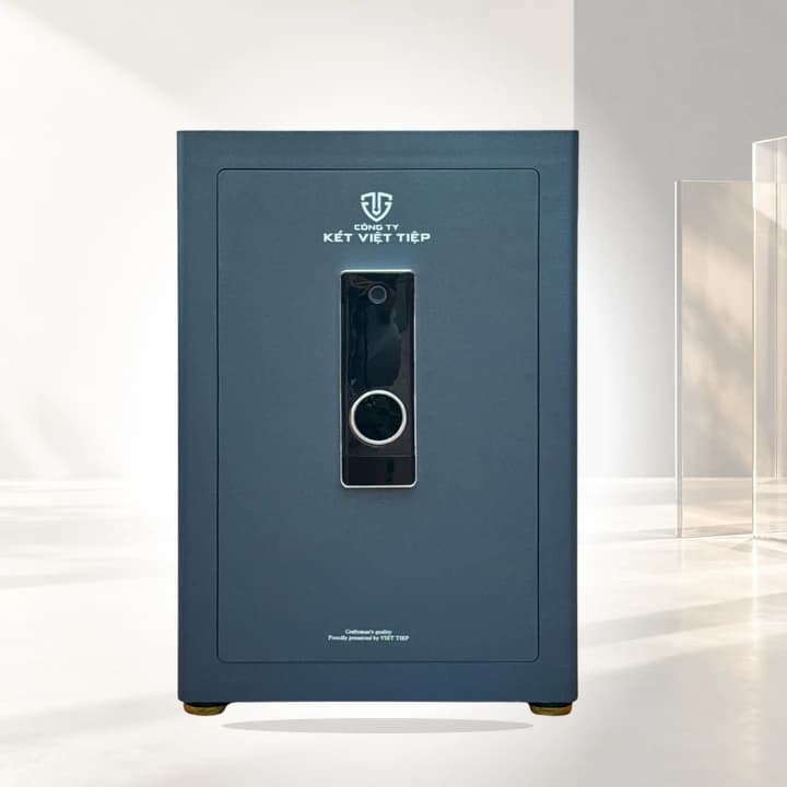 Két Sắt NEO H68 PRO trong không gian kính và ánh nắng dịu, ảnh ghép bối cảnh AI.