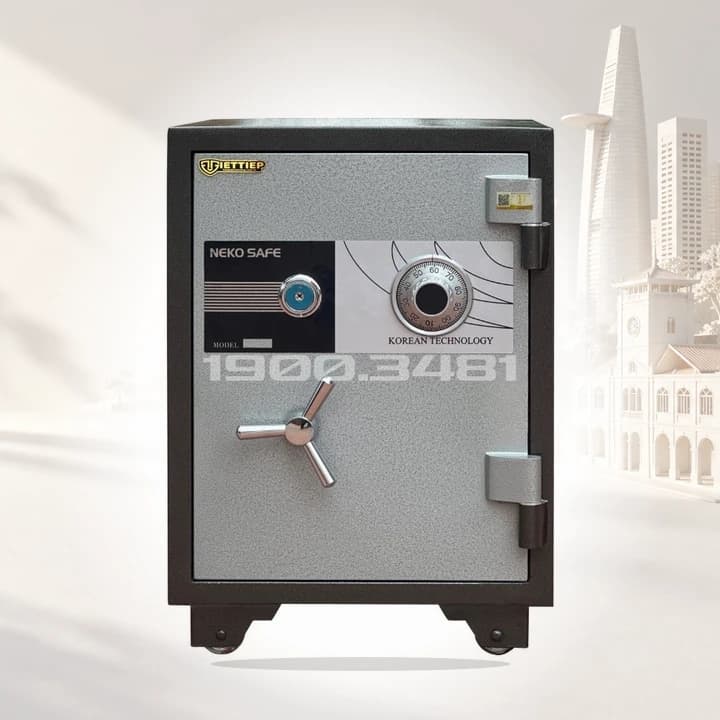 Két Sắt SC600 A - Khóa Cơ Mã Cố Định trong không gian thành phố bằng giấy màu kem, ảnh ghép bối cảnh AI.