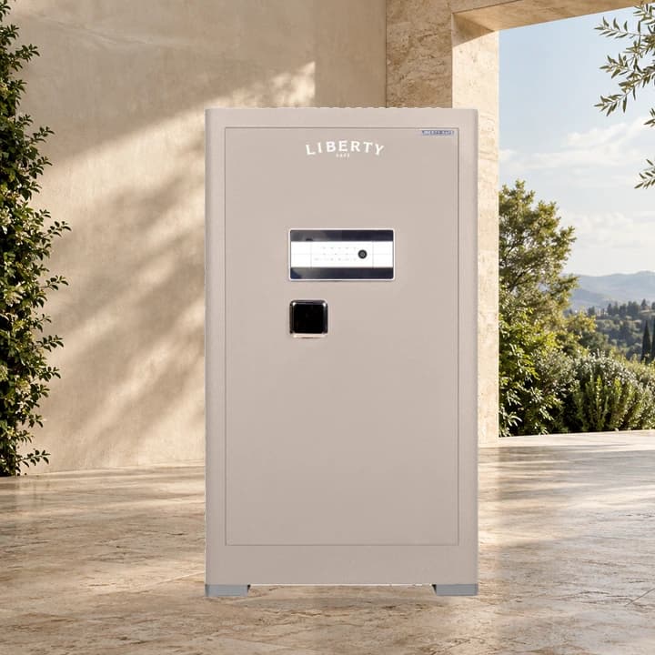 Két Sắt Liberty LB1000S trong kiến trúc đá sáng và khu vườn xanh, ảnh ghép bối cảnh AI.