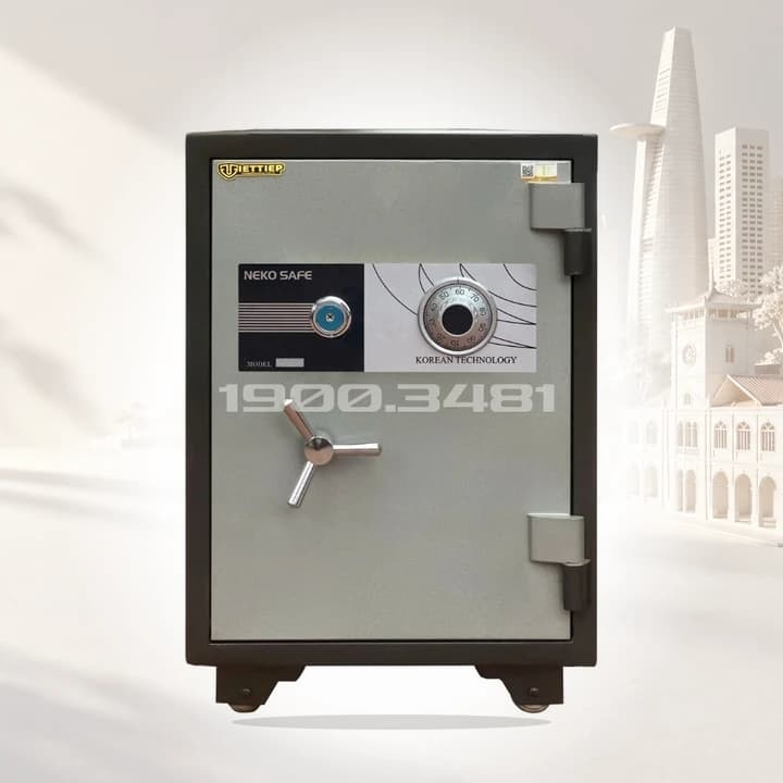 Két Sắt SC660 A - Khóa Cơ Mã Cố Định trong không gian thành phố bằng giấy màu kem, ảnh ghép bối cảnh AI.