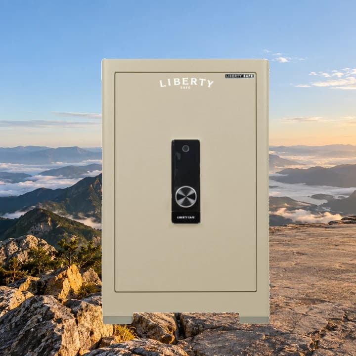 Két Sắt Liberty LB79 Pro trên đỉnh núi trong ánh bình minh và biển mây, ảnh ghép bối cảnh AI.