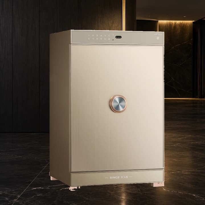 Két Sắt Liberty Premium LB88 S7IIPro- Khóa Vân Tay Điện Tử Kết Nối Điện Thoại trong không gian nội thất tối và thành phố về đêm, ảnh ghép bối cảnh AI.