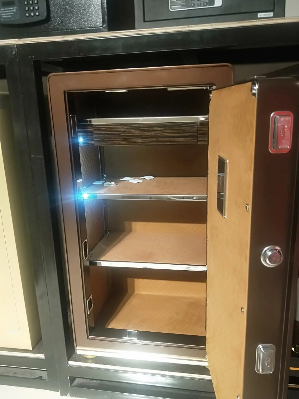 Cận cảnh nội thất và các đợt để đồ của két CIIQ HK-A1/D-106-CIIQ màu nâu cafe